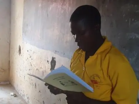 Abaana ba Masomero basoma oLugwere